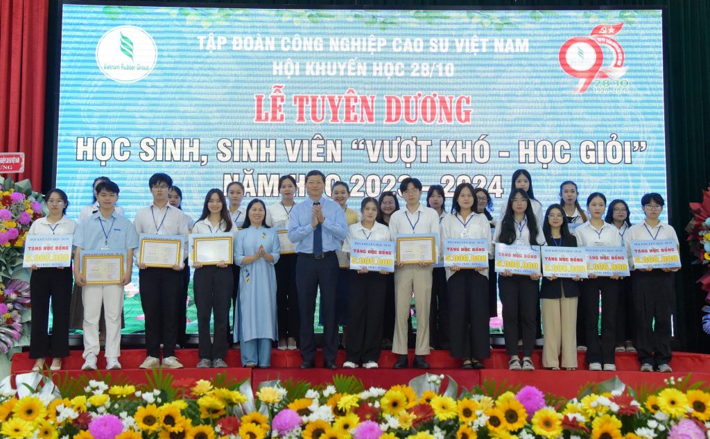 VRG tuyên dương 580 học sinh, sinh viên vượt khó học giỏi